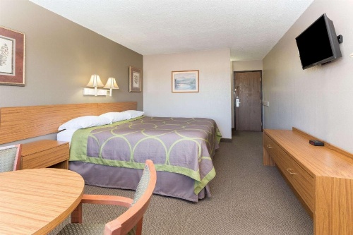 Super 8 by Wyndham Cos/Hwy. 24 E/PAFB Area image 9